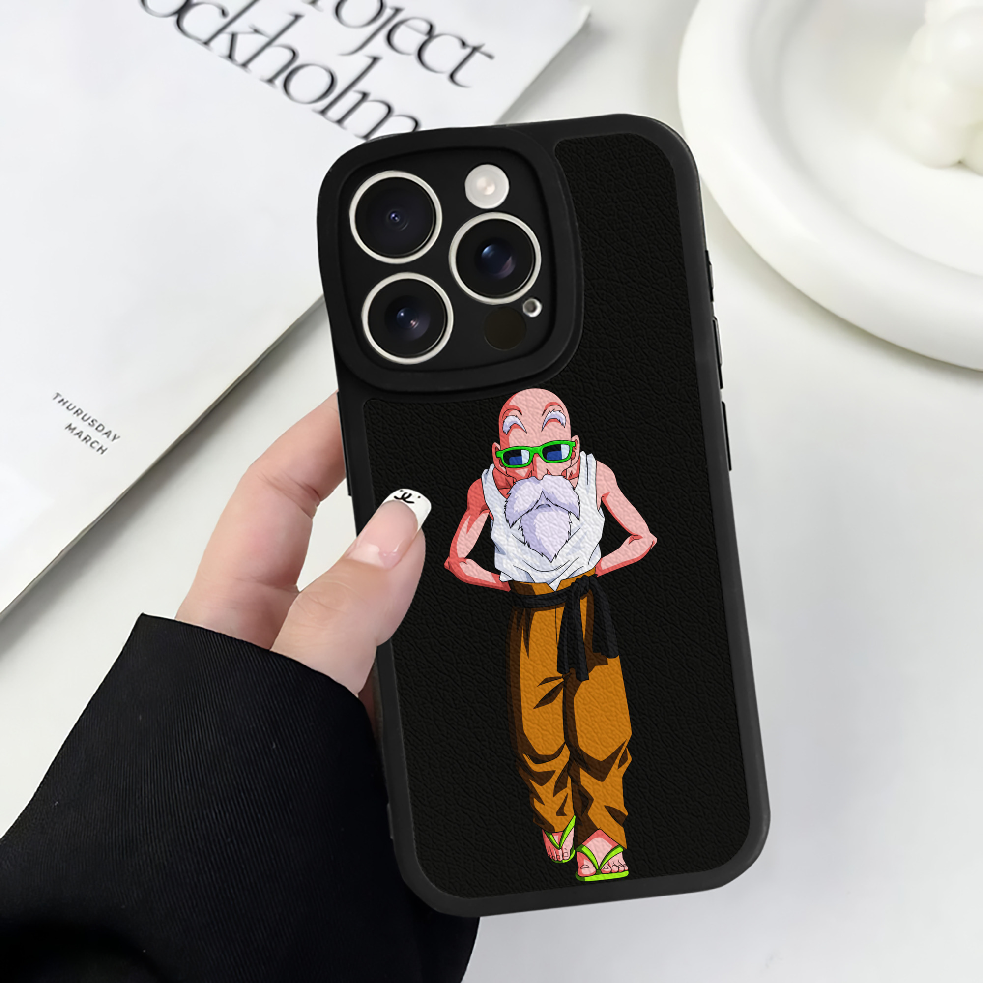 （画像用） ドラゴンボール 亀仙人（かめせんにん） DRAGON BALL Master Roshi Kame Sennin 【iPhone 16シリーズ対応】シリコンスマホケース（レザー調） 材質：シリコン